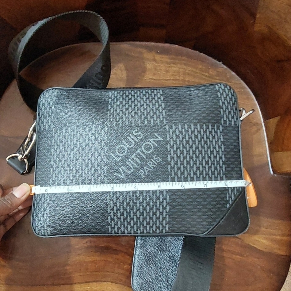 Louis Vuitton Men's Black Damier Graphite Canvas Crossbody Bag - Picture 12 of 16